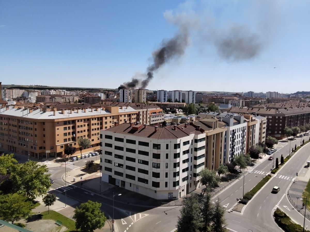 JulioRFaulin's tweet photo. Incendio en la subida de Cortes por las Veguillas en #Burgos @burgosconecta @Burgosenelmundo @correodeburgos @la8burgos @diariodeburgos https://t.co/G5H3hekaXL