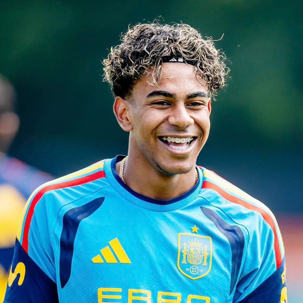 TouchlineX's tweet photo. 🚨🇪🇸 𝗕𝗥𝗘𝗔𝗞𝗜𝗡𝗚: Lamine Yamal completed the entire training session with the group, he is READY for Spain's opening match! ✅

— @Alfremartinezz https://t.co/n3NTPZL1BJ