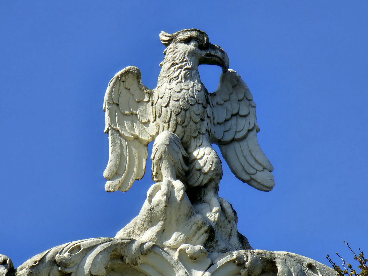 DejanVukos40959's tweet photo. Adelaar op de topgevel, Reguliersgracht 34, #Amsterdam 🦅 https://t.co/wqvJseXRXc