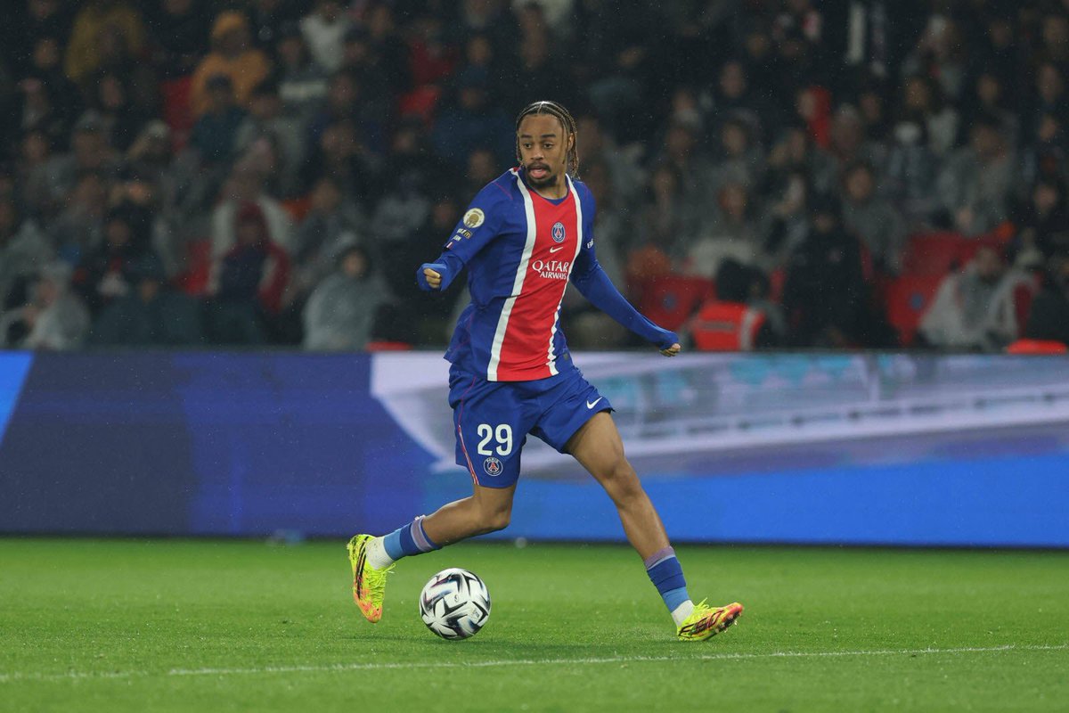 LMDPSG's tweet photo. 🚨 Bradley Barcola ne serait pas fermé à l’idée de relever un nouveau défi dans sa carrière. 

Plusieurs cadors européens, parmi lesquels Arsenal et Liverpool, surveillent de près la situation de l’international français. 

Un départ reste envisageable si une offre répond aux exigences du PSG.

Les discussions entre les différentes parties devraient reprendre après la Coupe du monde.

🗞️ @AbdellahBoulma