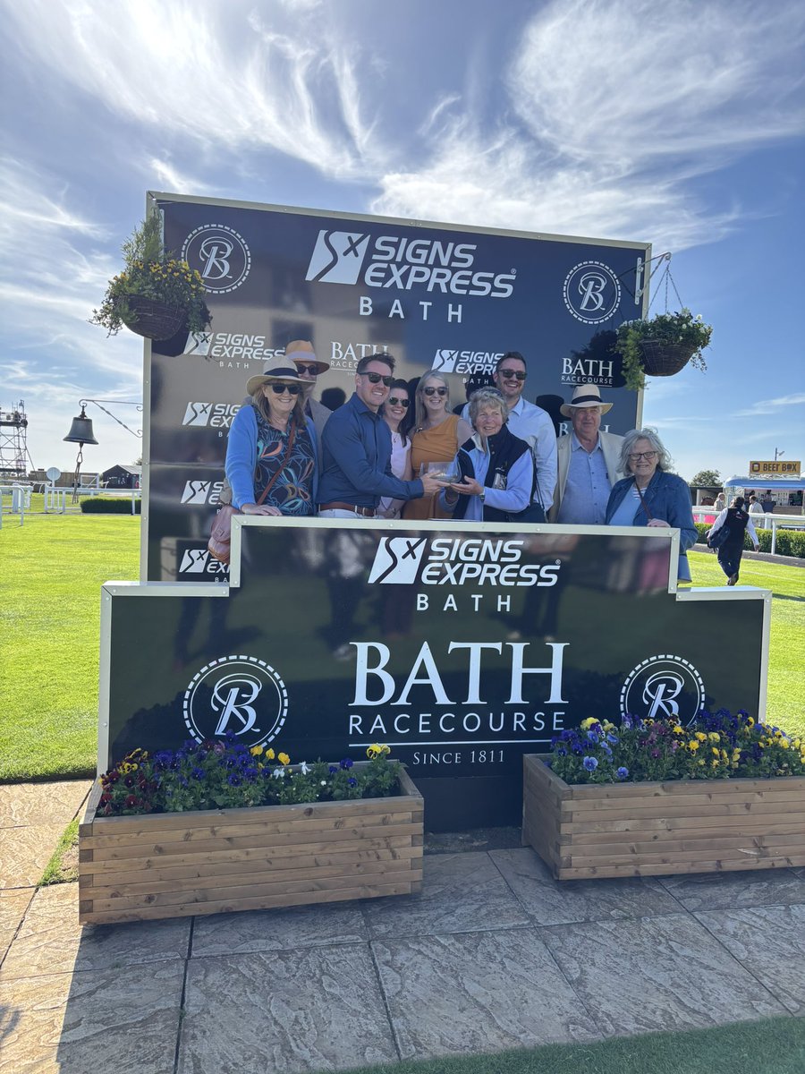 Dazjacob10's tweet photo. Fun afternoon with @AidanColeman @BathRacecourse.We went down memory lane with plenty of stories and we even tipped a few  winners too 😉🤣🤣🤣 https://t.co/g3qwUQO2ch
