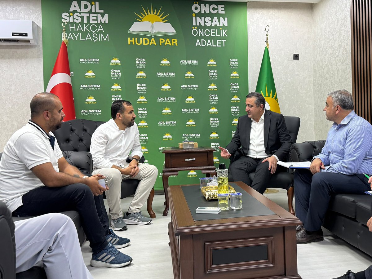 AvSerkanRamanli's tweet photo. İl Başkanlığımızda kıymetli hemşehrilerimizle bir araya geldik. Taleplerini, önerilerini ve beklentilerini dinledik.

Bizim siyaset anlayışımız; milletimizin sesine kulak vermek, derdiyle dertlenmektir. 

Rabbim birlik ve muhabbetimizi daim eylesin. https://t.co/0ZiwJi0BtH