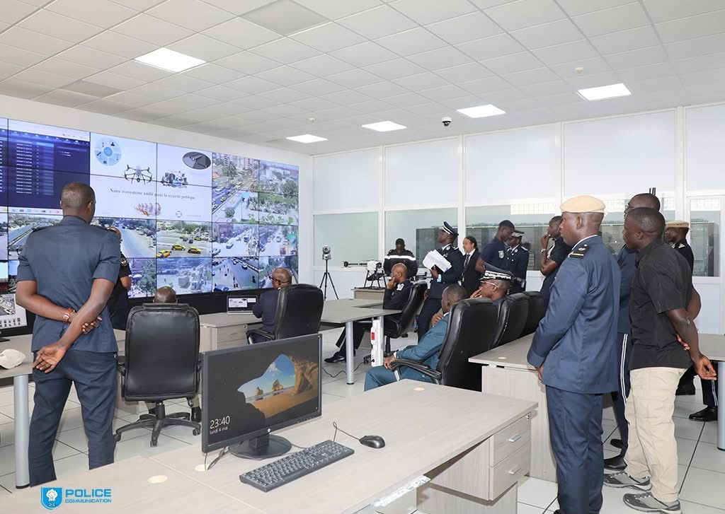 PoliceNationSN's tweet photo. Le Ministre de l'Intérieur et de la Sécurité publique M. Mouhamadou Makhtar CISSÉ a visité les services de la DGPN (Sécurité Publique, DPJ, Formation, Commissariat de Dakar) ainsi que le dispositif sécuritaire et technique de la vidéosurveillance et du labo ADN.
#PoliceSN https://t.co/6pK0U3IPVm