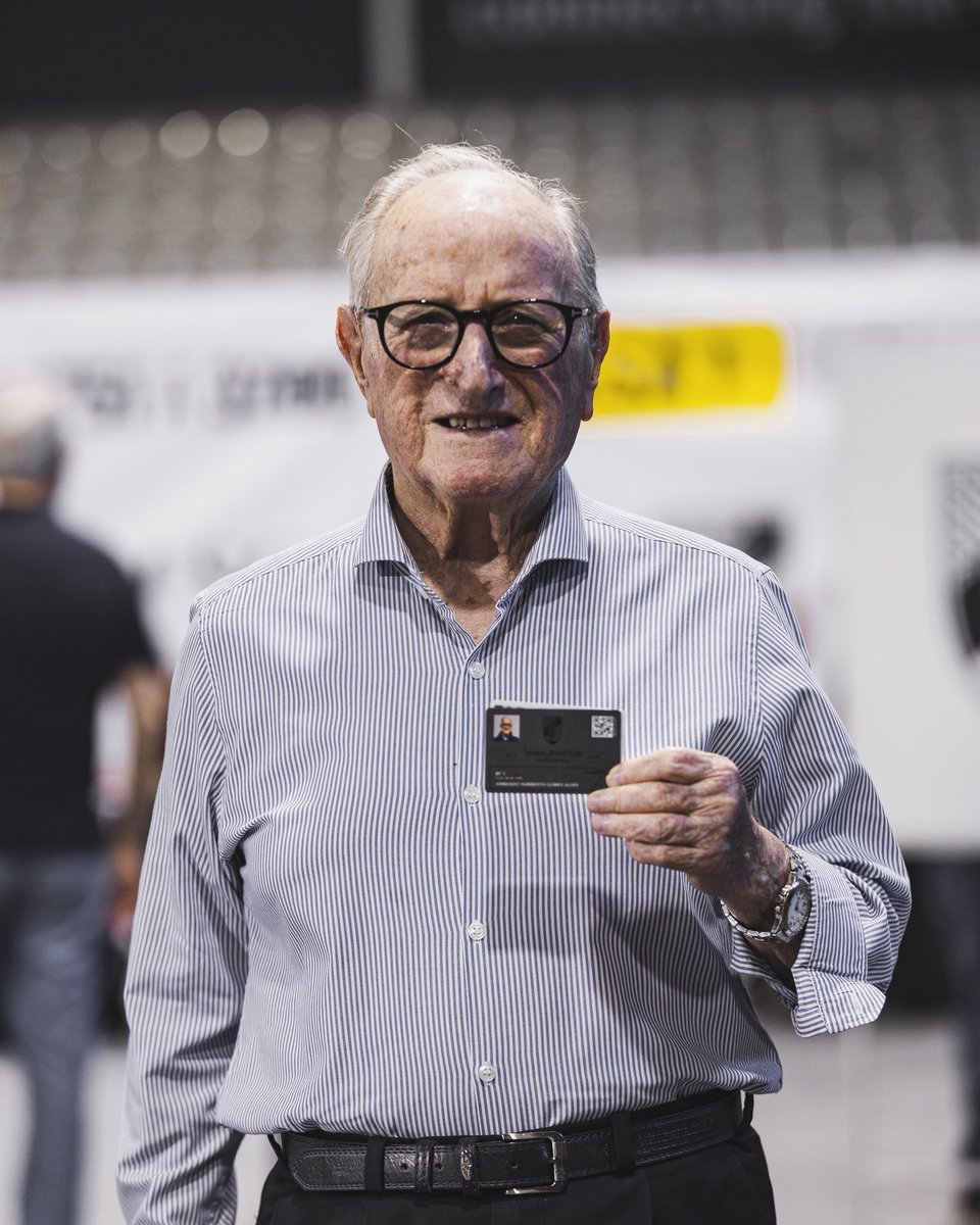 VitoriaSC1922's tweet photo. Uma honra! ✨ Com 93 anos, Armando Gomes Alves, sócio n.º 1 do Vitória Sport Clube, deslocou-se ao Pavilhão Unidade Vimaranense para votar no ato eleitoral e foi recebido com uma ovação. 🖤🤍

#UnidosPeloVitória https://t.co/dmlLJw3sh3