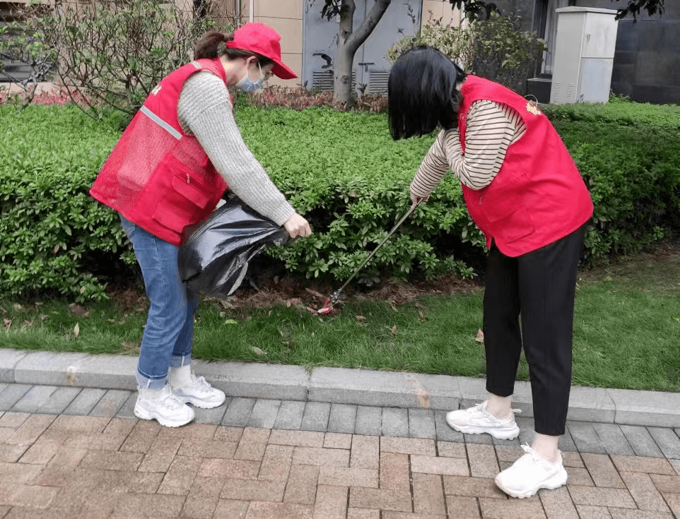 Leon79682480's tweet photo. [Join our weekend community cleanup! Meet at Central Park at 9 AM this Saturday—bring gloves, make our neighborhood shine together! ]， https://t.co/wcMpgclyAP