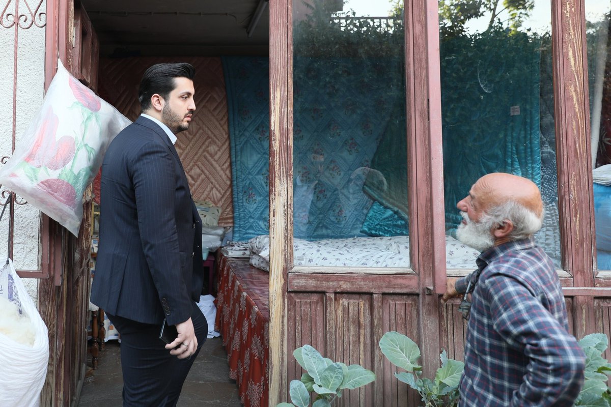 avhalilatasoy's tweet photo. Hamamönü’nde yıllardır yorgancılık yapan bir ustamızın dükkanına misafir olduk.

Bir yorganı günlerce emek vererek hazırladığını, ancak artık bu mesleği sürdüren çok az kişi kaldığını anlattı.

El emeğini, ustalığı ve kültürümüzü yaşatan büyüklerimizin emeğine sağlık. 🪡 https://t.co/NMC6dOy6Tb