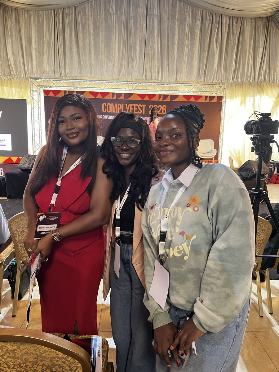 c_hubbycheeks's tweet photo. I met @_DeejustDee today 🥺🥺
Such a beautiful woman
#complyfest https://t.co/TnljHFEs0y