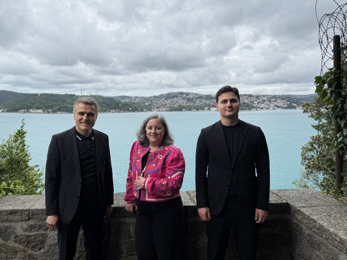drfatihtuna's tweet photo. Almanya Büyükelçiliği ev sahipliğinde Tarabya Kültür Akademisi’nde düzenlenen 2026 Yaz Festivali’ne katıldık.

Farklı ülkelerden sanatçıları, kültür insanlarını ve davetlileri bir araya getiren festival, İstanbul’un uluslararası kültür hayatına değer katan önemli organizasyonlardan biri olarak öne çıktı.

Programda AK Parti Esenler Gençlik Kolları Başkanımız Hasan Taha Cerrahoğlu da bizlere eşlik etti.

@akpartiistanbul
@abdullahozdemir
@thecerrahoglu