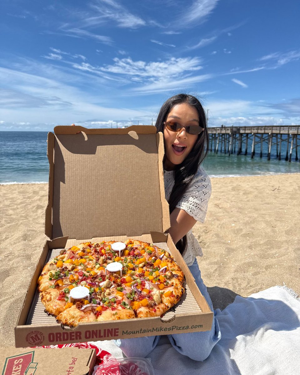 MountainMikes's tweet photo. peak picnic 🍕🌊🌺 

brighten your day with our limited-time Zesty Aloha Pizza with Mango, order now 🔗 https://t.co/iznwkun1Vu