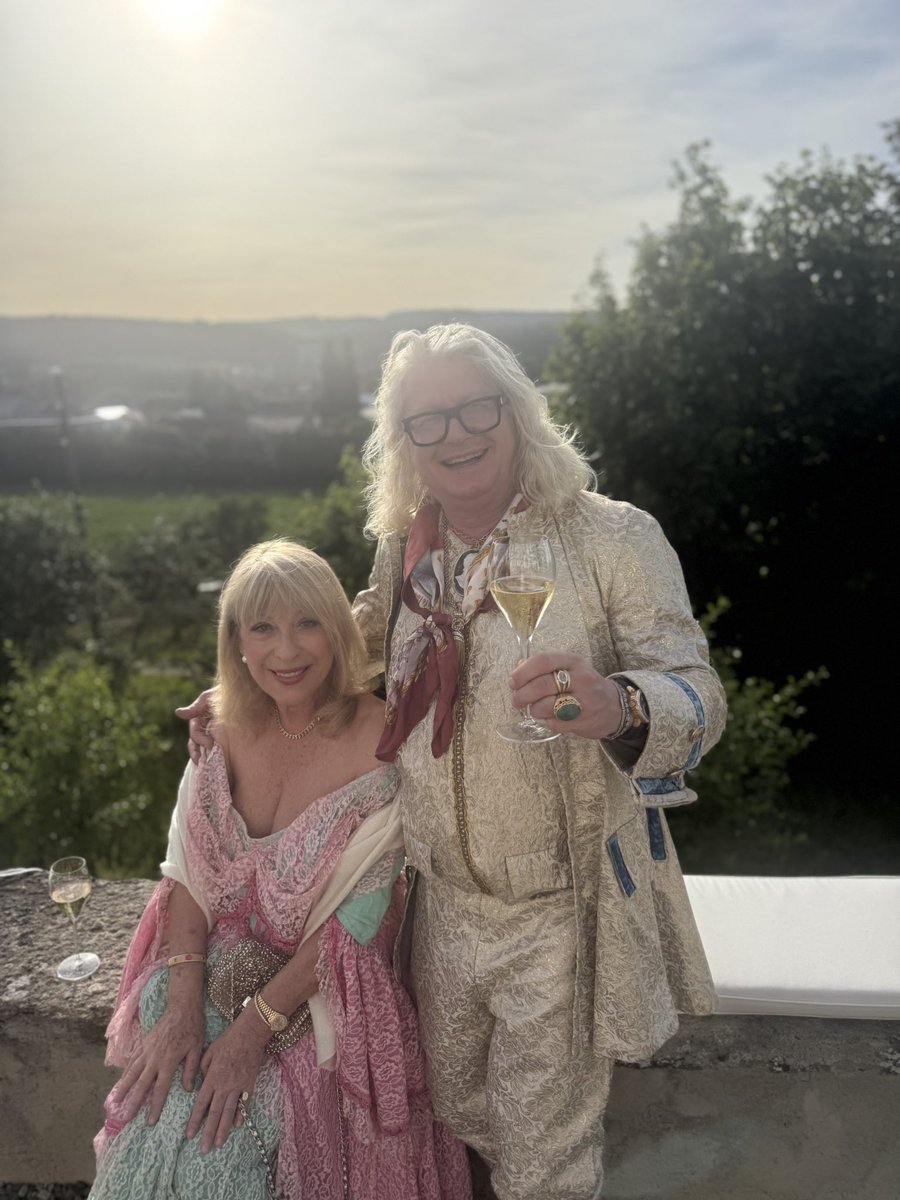 chalenconpjc's tweet photo. Avec ma merveilleuse princesse Margherita Imperiali di Francavilla… une soirée hors du temps !!!! ❤️‍🔥❤️‍🔥❤️‍🔥💥🙏🌟🎶🎶🥰🇫🇷🇫🇷🇫🇷🇫🇷🇫🇷🇫🇷vive la France 🇫🇷 catholique et impériale 🇫🇷🇫🇷❤️‍🔥🌟🥳🎶💥😘😍 https://t.co/oXwHPEDm25