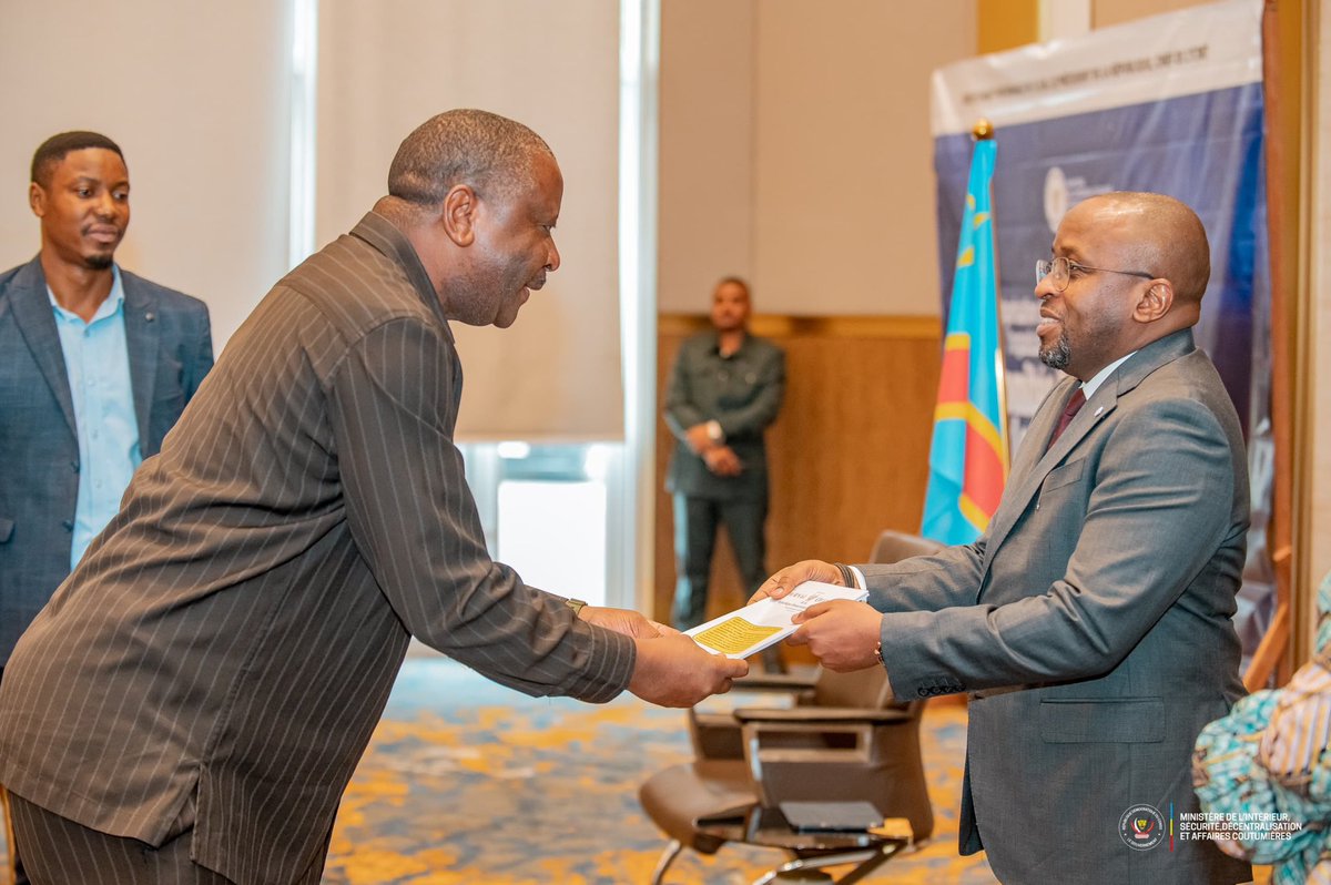 shabani_lukoo's tweet photo. 🇨🇩 RDC | Gouvernance sécuritaire de proximité

J’ai échangé avec les leaders de la Société Civile, des confessions religieuses et autres organisations de la société civile afin de les interpeller sur leur participation aux comités locaux et provinciaux de sécurité élargis.

La sécurité est l’affaire de tous. La nouvelle gouvernance place le citoyen au cœur des mécanismes de prévention, d’alerte et de gestion des défis sécuritaires.

Déjà mise en œuvre dans 10 provinces, cette approche renforce la collaboration entre l’État, les communautés et les forces vives de la Nation.

👉 À suivre en images ⤵️