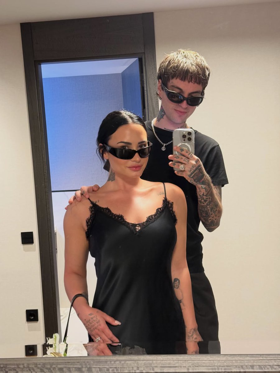 portallovato's tweet photo. Jutes, marido de Demi Lovato, compartilhou novas fotos da viagem do casal de comemoração de um ano de casamento para a Espanha. 🖤 https://t.co/xixWLdDOQ7