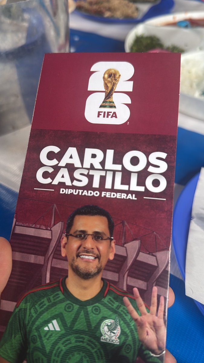 Xkethus's tweet photo. Ese Trademark debió costar una lana verdad @IMPI_Mexico? segurísimo que este compadre con su partido pagaron lo debido para hacer uso de logo de @fifaworldcup_es en su publicidad🤨🤔 https://t.co/Knr31gfkKX