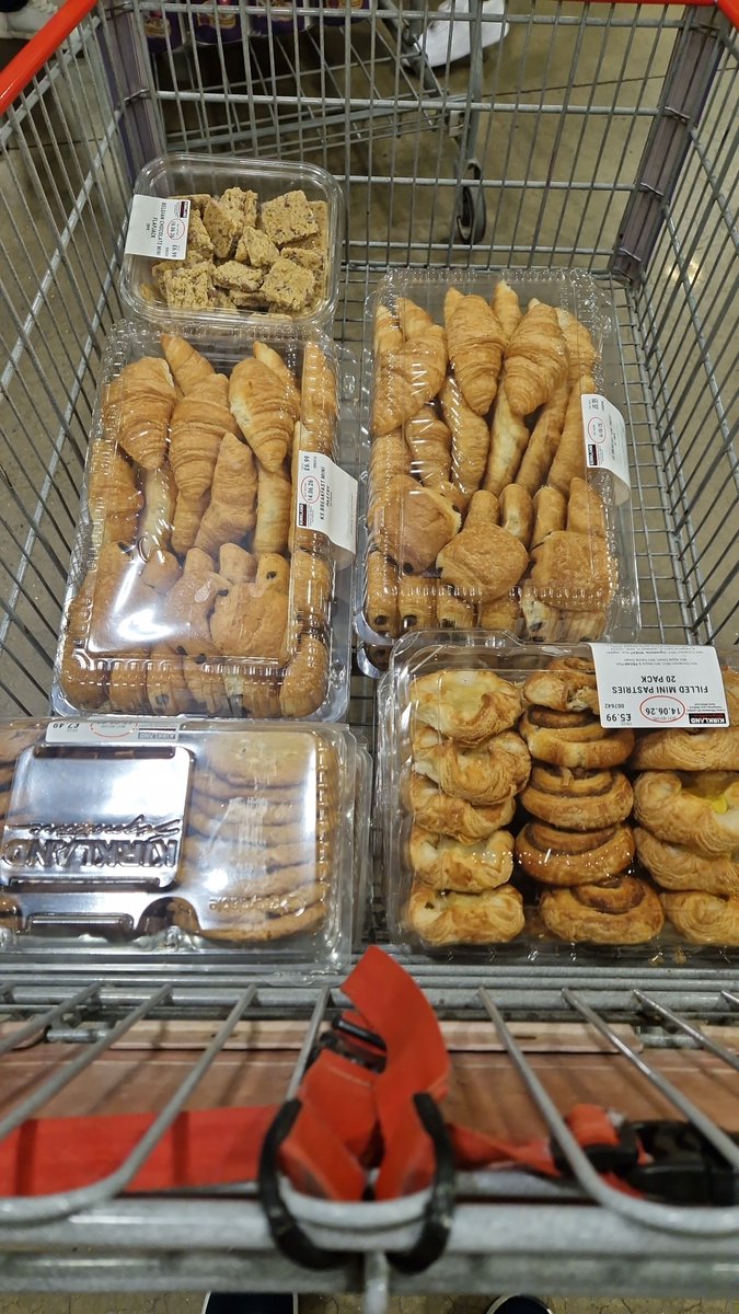 RCFEgham's tweet photo. Great teamwork today at RCF. As we blessed Egham residents at the Magna Carta Day. Gave away over 400 pastries. Whilst raising funds for orphans and Widows in Uganda. Well done team. https://t.co/L7n2oJJbUX