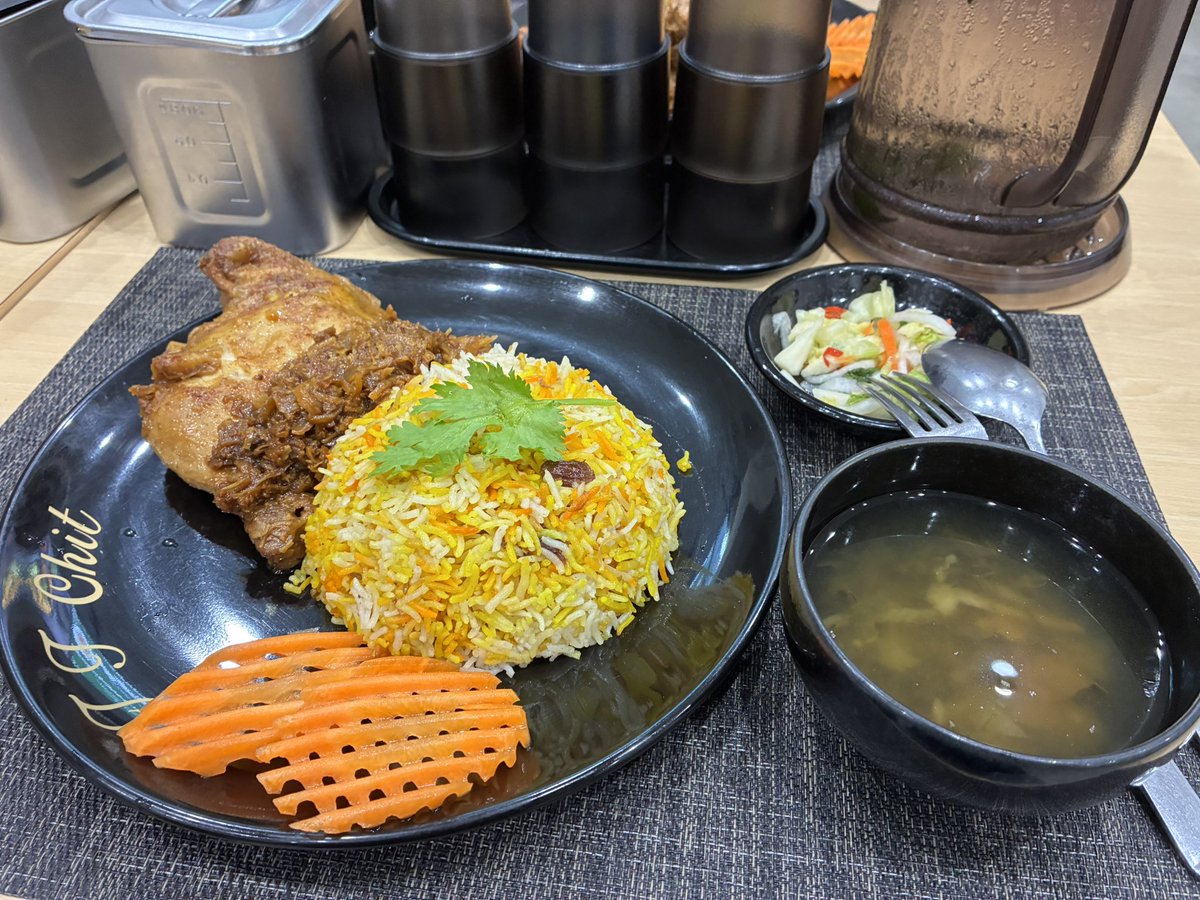 sunachov's tweet photo. 怪しい奥の店に吸い込まれて！
日本人は我々だけ。
絶品ミャンマーのビリヤニ😋
ぜひお試しを。

#あんまり辛くない
#想像と違うスープの味
#独特なトッピング https://t.co/5YESDzHDOC