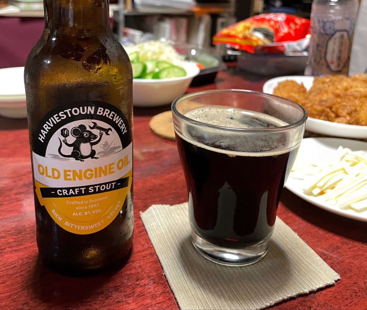 cho_ai_hedron's tweet photo. 今日は、古いエンジンオイルを飲みました。(⌒¬⌒*)
とても美味しかったです。
…黒いオイルが注がれて泡が立ってさ、
まじコレ飲めるんかい!w誰が考えついたんじゃ!?
昨日、オイル交換したばっかりなので、��りリアル★
#oldengineoil
#エンジンオイル https://t.co/fyyPdEP7JG