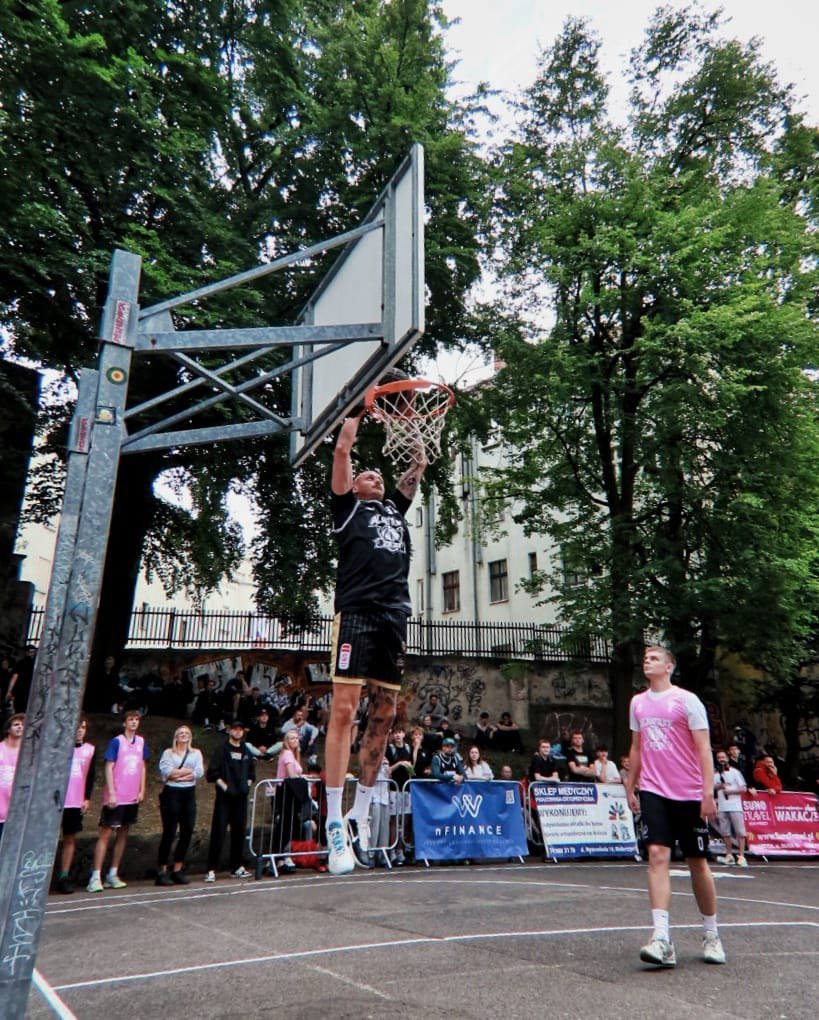 WalbrzychMM's tweet photo. 🏀 23 lata tradycji. Jeden Alkatraz.
Za nami pierwszy dzień pełen twardych pojedynków i efektownych akcji , ale najważniejsze rozstrzygnięcia wciąż przed nami. 🔥Legendarna uliczna koszykówka znów opanowała nasze miasto.🙌💪@RomanSzelemej 
@gornikkosz1946 @Wykson91 https://t.co/OSvRPY1jI7