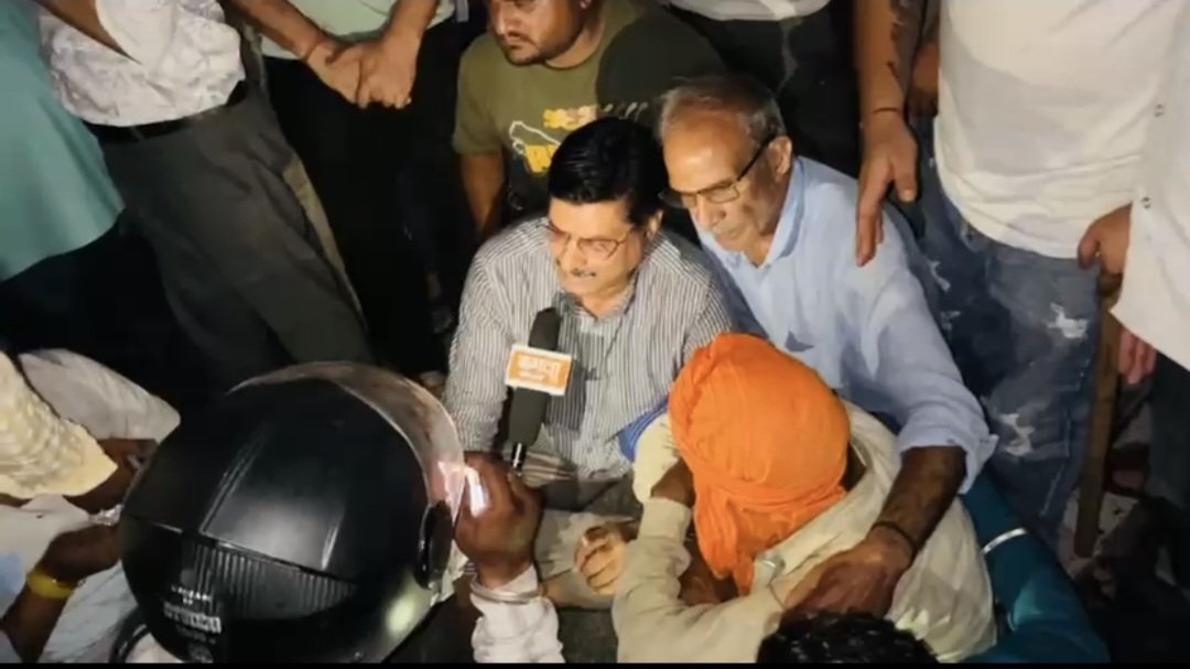 bjpkuldeepkumar's tweet photo. आज रात्रि में विकासनगर विधानसभा के ग्राम बैरागीवाला पहुंचकर हिंदू युवक की हत्या एवं उनके परिवार पर हुए हमले की घटना के संबंध में पीड़ित परिवार से भेंट कर उन्हें ढांढस बंधाया।

घटना की गंभीरता को देखते हुए मौके पर उपस्थित प्रशासन एवं पुलिस अधिकारियों को दोषियों के विरुद्ध कठोर एवं त्वरित कानूनी कार्रवाई सुनिश्चित करने के निर्देश दिए तथा निष्पक्ष, पारदर्शी एवं समयबद्ध जांच कर सभी आरोपियों को शीघ्र गिरफ्तार करने के लिए कहा।

साथ ही प्रशासन को निर्देशित किया कि पीड़ित परिवार को हरसंभव सुरक्षा, न्याय एवं शासन स्तर पर उपलब्ध सभी आवश्यक सहायता तत्काल उपलब्ध कराई जाए। कानून व्यवस्था से खिलवाड़ करने वाले किसी भी दोषी को किसी भी कीमत पर बख्शा नहीं जाना चाहिए।

संपूर्ण क्षेत्र और समाज इस दुःख की घड़ी में पीड़ित परिवार के साथ मजबूती से खड़ा है।