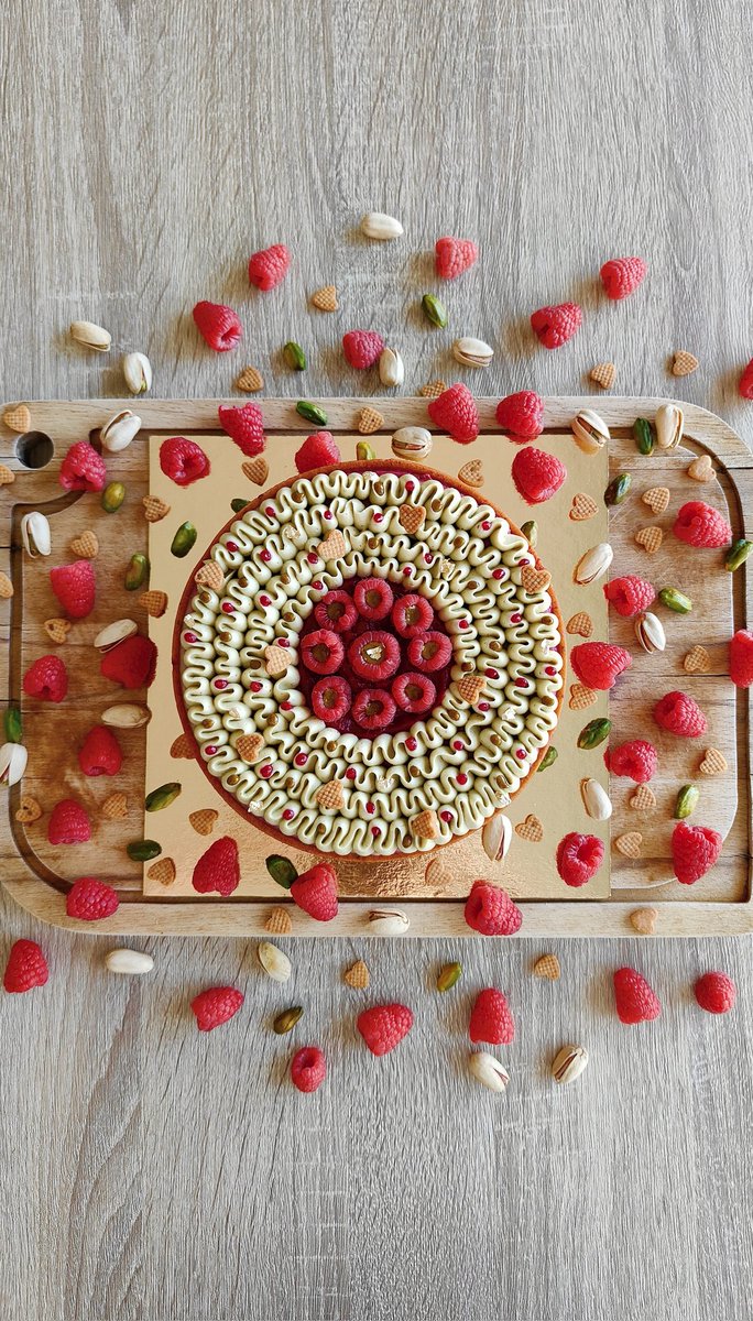 S_Flrs's tweet photo. Tarte pistache framboise ! 👩🏻‍🍳💚❤️

Rien de bien original en soi, mais c'est tellement bon ! https://t.co/7OTs8UaNqH