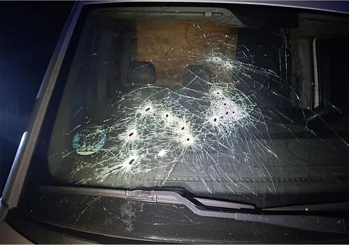 AmorxHuelva's tweet photo. NOTA DE PRENSA

Huelva Existe reclama más efectivos y mejores medios para la Guardia Civil en la lucha contra el narcotráfico

 Desde " Huelva Existe" volvemos a insistir en la necesidad de incrementar el número de efectivos de la Guardia Civil en la Comandancia de Huelva, así como en las distintas compañías y puestos de la provincia, además de dotar a los agentes de mejores medios materiales para combatir eficazmente el narcotráfico.

Los hechos ocurridos hace dos días, cuando un vehículo de la Guardia Civil fue tiroteado presuntamente por narcotraficantes, ponen de manifiesto la grave situación que viven los agentes destinados en nuestra provincia. Afortunadamente, ninguno de los guardias civiles resultó herido ni perdió la vida, pero este suceso evidencia el elevado riesgo al que se enfrentan diariamente.

Por ello, consideramos imprescindible que los agentes de la Guardia Civil @guardiacivil en la provincia de Huelva cuenten con todos los recursos necesarios para hacer frente a estas organizaciones criminales, cada vez más violentas y mejor organizadas.

Asimismo, exigimos al ministro del Interior, , que atienda las reivindicaciones de los profesionales de las Fuerzas y Cuerpos de Seguridad del Estado y que reconozca de una vez por todas esta labor como una profesión de riesgo. Los agentes que desempeñan su trabajo en nuestra provincia deben sentirse respaldados y protegidos por las instituciones.

No podemos ni debemos permitir que las bandas criminales dedicadas al tráfico de drogas actúen con impunidad ni que continúen poniendo en peligro la seguridad de nuestros agentes y de todos los ciudadanos de la provincia de Huelva.