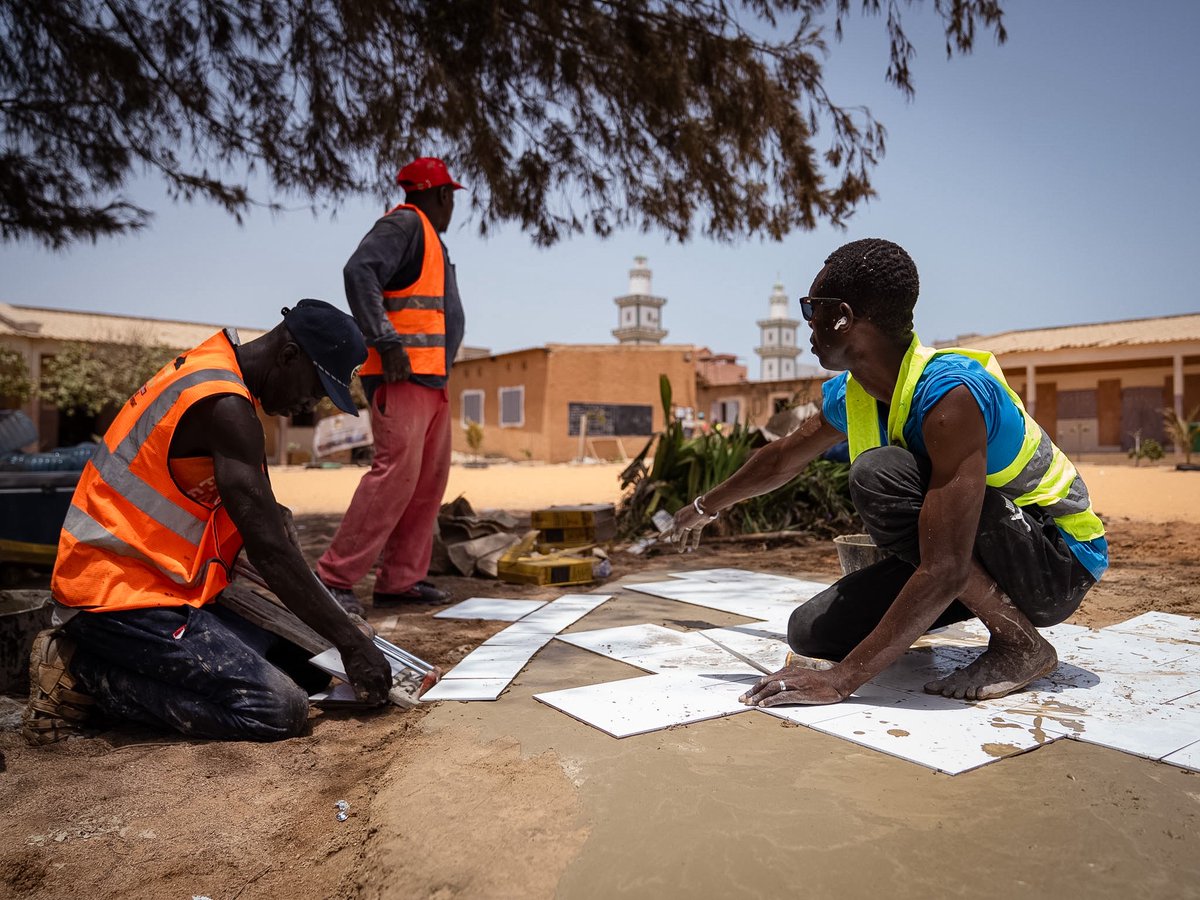 TeamBES_'s tweet photo. Nous entamons cette deuxième journée de travaux au Lycée Banque Islamique (LBI) de Guédiawaye avec la poursuite des aménagements, notamment le carrelage du mât porte-drapeau et de la bibliothèque.

Les travaux de plomberie avancent également avec l’installation du point d’eau ainsi que la pose des sanitaires au niveau des toilettes.

#TeamBES #SAR #YessalLBI #ODD4 #Citoyenneté 

@Societe_SAR