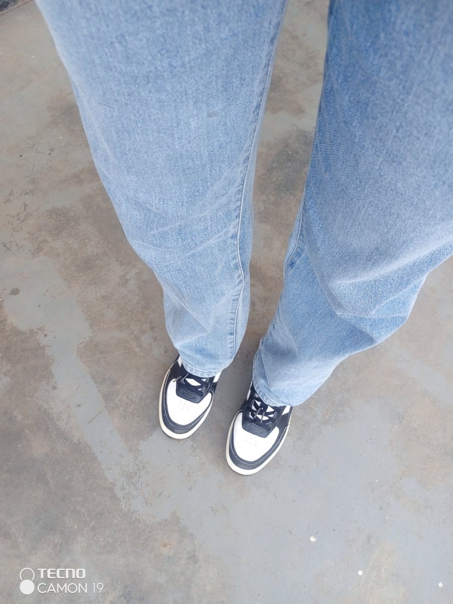 SimoLaur2's tweet photo. La copine de mon voisin m'avait offert un joli jeans pour mon anniversaire, maintenant qu'ils ont rompu, je ne sais plus trop hein 😭 https://t.co/0eXpeWZvw6