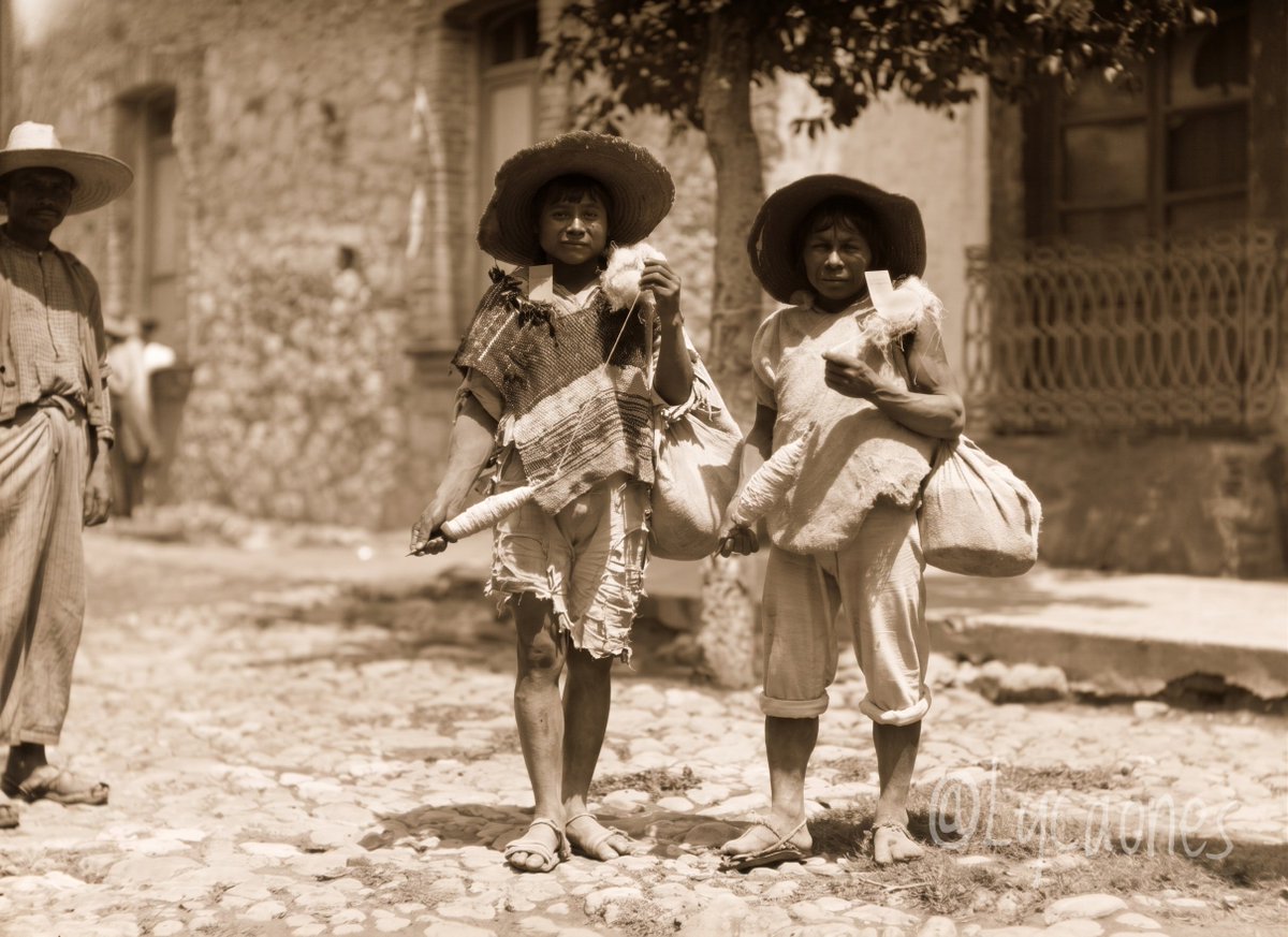 Lycaones's tweet photo. Indígenas Otomíes de Ixmiquilpan, Hidalgo (1922). Cultura hñähñu, indígenas hilando fibra de maguey en el Valle del Mezquital. https://t.co/H7WZUKMtyo