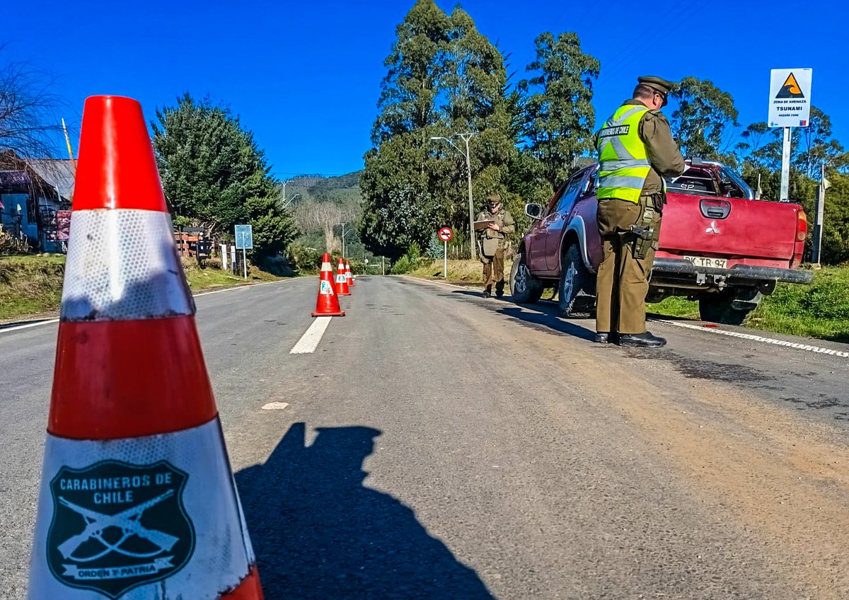 CarabLosRios's tweet photo. #Corral 👮‍♂️ realiza servicios preventivos en sector Chaihuín entregando recomendaciones de seguridad a pescadores artesanales de la zona, además efectuando controles de tránsito 🚓 manteniendo una presencia policial activa y permanente en diferentes sectores de la comuna puerto. https://t.co/ZY1uMENzuK