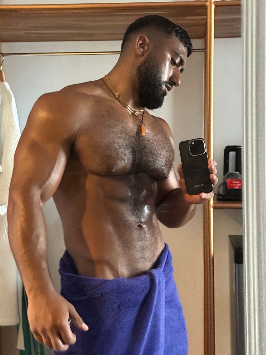 linker_justine's tweet photo. You can find what I’m hiding under the towel in the comments. https://t.co/Q3EKPmIJSF