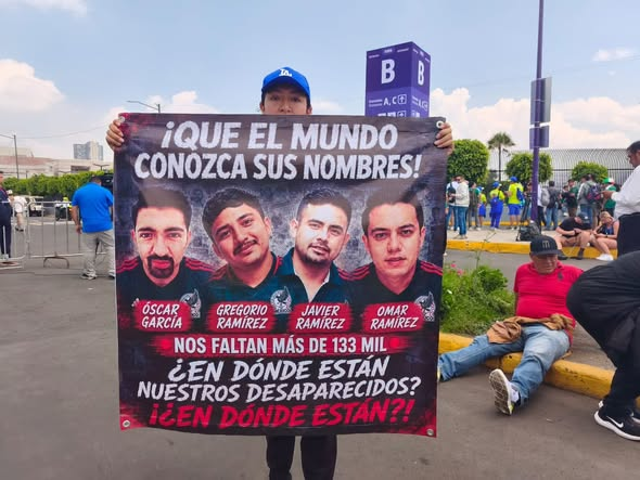 lunadeandromeda's tweet photo. cuantos presos politicos estara lleno palacio nacional? https://t.co/hAFqYxDCGy