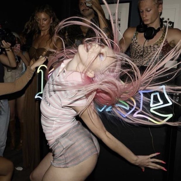 katsukeys_'s tweet photo. Mmmmmmmmmm every bouncer knows her name and every dj lets her up on the platform she’s The party girl https://t.co/8ATysKJqU0