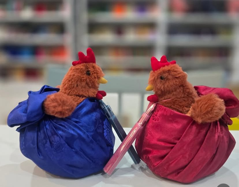 iu_peru's tweet photo. Ella y otra invitada ganaron la lotería de los pollos y pudieron tomarse una foto con los novios. 👰🤵🐓

En la tradición coreana, el gallo simboliza nuevos comienzos y la gallina, fertilidad y prosperidad. 💍

#IU #아이유 @_IUofficial

~🍡 https://t.co/gdRssurglJ