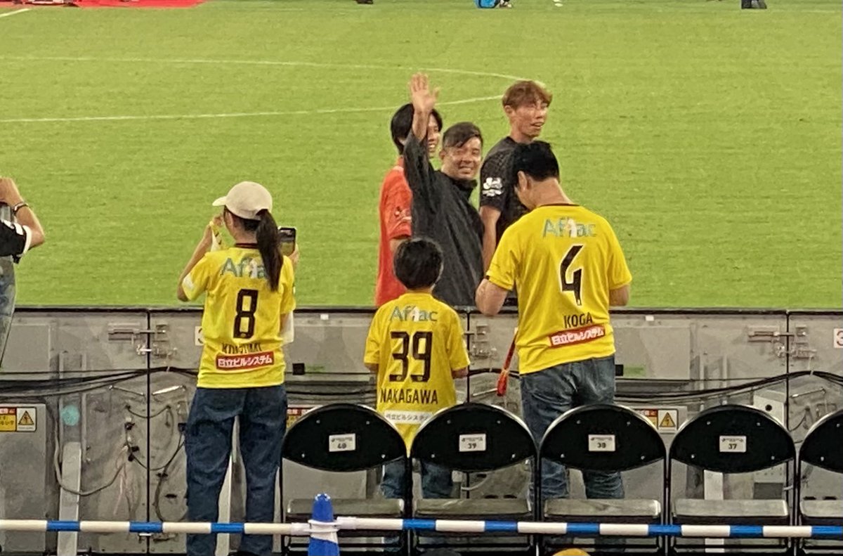 daredensyou's tweet photo. 鬼木達監督はやっぱり誰にでも
笑顔どこにいても鬼さんの活躍
を、
活躍されるとこまるのですが笑

やっぱりなあ、見る目ないとこ
にいるより絶対可能性引き出せ
るチーム率いて欲しいしキャリ
アでU代表か世界狙いませんか
ねえ…また性懲りも無く倒しに
いきますぞうー！ https://t.co/mEoDCs8oDn