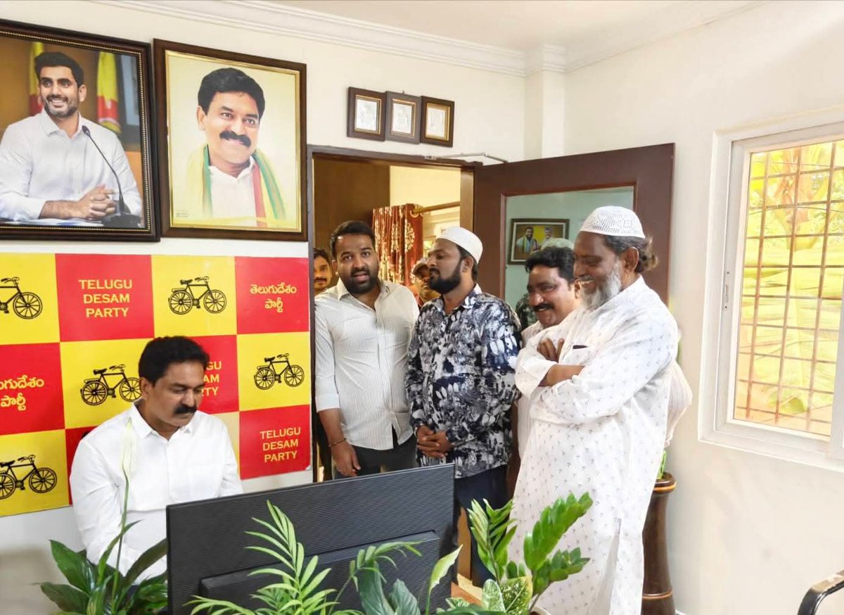 BodePrasad's tweet photo. నియోజకవర్గ తెలుగుదేశం పార్టీ కార్యాలయంలో ప్రజలను కలిసి వారి సమస్యలు, వినతులను తెలుసుకోవడం జరిగింది.

తాగునీరు, రోడ్లు, డ్రైనేజీ, విద్యుత్, సంక్షేమ పథకాల అమలు తదితర అంశాలకు సంబంధించిన ప్రజా సమస్యలను విని, వాటి పరిష్కారం కోసం సంబంధిత అధికారుల దృష్టికి తీసుకెళ్లేందుకు కృషి చేస్తానని తెలియజేయడమైనది.

ప్రజలతో నేరుగా మమేకమై వారి అవసరాలు, సమస్యలను తెలుసుకోవడం ద్వారా మరింత సమర్థవంతంగా సేవలందించగలమనే నమ్మకం ఉంది. ప్రజా సమస్యల పరిష్కారం, నియోజకవర్గ అభివృద్ధి కోసం నిరంతరం ప్రజలతో కలిసి పనిచేస్తూ ముందుకు సాగాలని.

ప్రజల ఆదరణ, సహకారంతో మరింత బాధ్యతగా సేవ చేసే అవకాశం కల్పిస్తున్న ప్రతి ఒక్కరికీ హృదయపూర్వక ధన్యవాదాలు.

#BodePrasad #PenamaluruMLA

#BodeForDevelopment #BodeForPeople

#BodeForPenamaluru #PenamaluruTDP 

#PeoplesGovt #IdhiManchiPrabhutvam

#TeluguDesamParty #AndhraPradesh
@JaiTDP