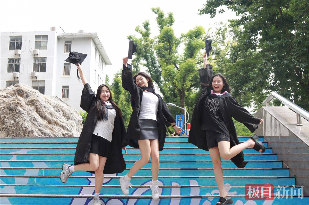 mlgenera's tweet photo. Graduation week hit different—cheers to late-night essays, random road trips, and the crew that had my back through it all. Off to write the next chapter, forever carrying these messy, perfect college memories. https://t.co/m3twv802aH