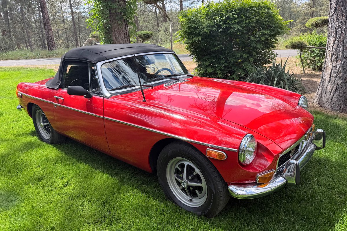 Bringatrailer's tweet photo. Sold: 1974 MG MGB Roadster for $9,000. https://t.co/CyPYimg07s https://t.co/uZ7UbZIz2s