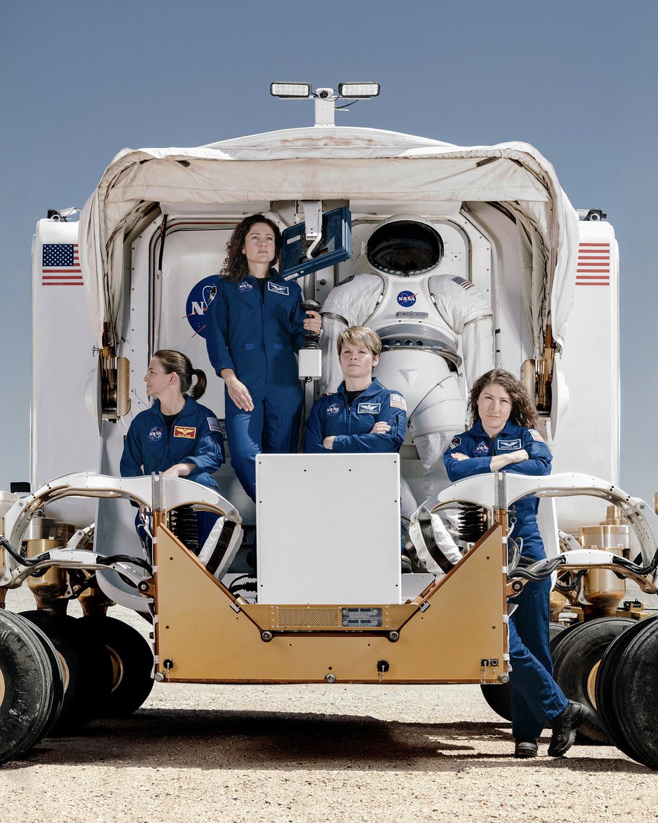 XploraSpace's tweet photo. 🧑‍🚀🌖 La Dream Team pour Artemis IV ?

Cette photo emblématique réunit 4 astronautes de la NASA issues de la promotion 2013. De gauche à droite :

🔹Nicole Aunapu Mann : Pilote d’essai, colonel des Marines, première femme amérindienne dans l’espace (commandante de Crew-5).
🔹 Jessica Meir : biologiste marine et physiologiste, a réalisé la première sortie extravéhiculaire 100 % féminine avec Christina Koch.
🔹 Anne McClain : pilote militaire, colonelle de l’US Army et pilote d’essai expérimentée.
🔹 Christina Koch : Ingénieure électrique, détentrice du record de durée en vol spatial pour une femme (328 jours), déjà sélectionnée pour Artemis II.

Devant le module d’entraînement et le scaphandre EMU, elles incarnent la compétence, la détermination et le leadership au féminin que beaucoup rêveraient de voir réunis lors du retour de l’humanité sur la Lune ! 😍✨