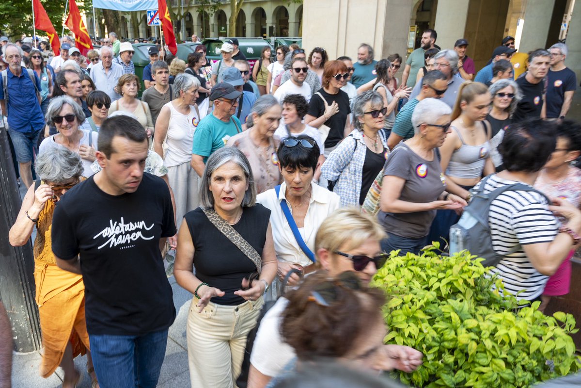 ehbildu's tweet photo. Euskaraz bizitzeko behar den dena aldarrikatu dugu milaka euskaltzalek Iruñeko kaleak alderik alde betez.

Euskararen aurkako oldarraldi antolatuaren aurrean, posible da atzeralditik indarraldira jauzia egitea eta aurrerapauso irmoak ematea!

#EuskaltzaleonMartxa https://t.co/haNT7RvHE7