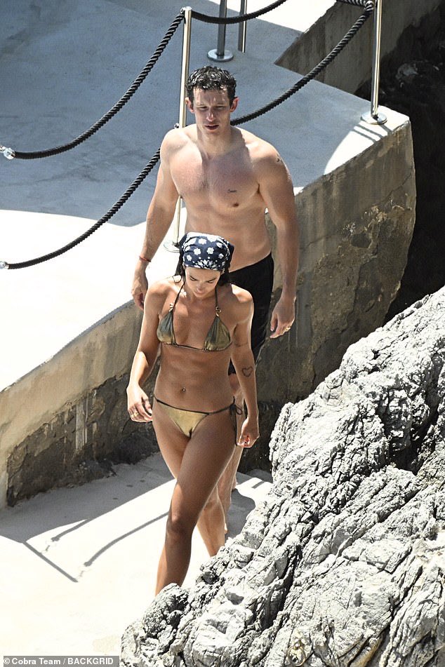 dualipanoticia's tweet photo. Dua lipa y Callum Turner @ Amalfi, Italia https://t.co/Dq6T5aslRM