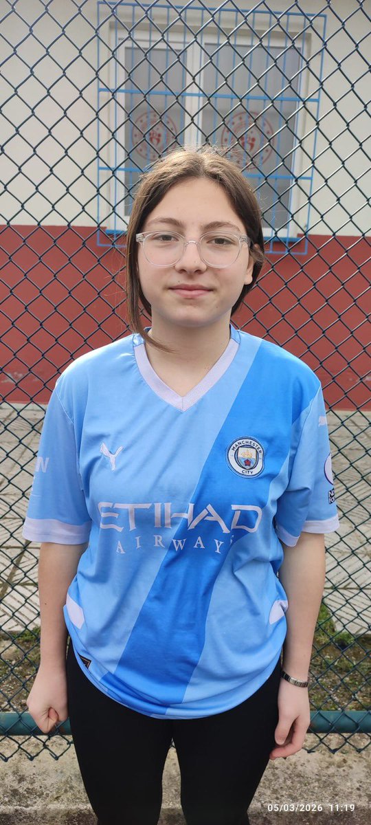 GSB_Sinop's tweet photo. 🥎 Sinop’ta Bir İlk: Softbol Millî Takımı aday kadrosuna Sinop’tan 4 sporcu davet edildi.

26 Temmuz – 2 Ağustos 2026 tarihleri arasında Hollanda’nın Rosmalen kentinde gerçekleştirilecek olan U15 Softbol Millî Takımı aday kadrosuna, Sinop’u temsilen Erfelek Yunus Emre Ortaokulu öğrencileri İrem Su Erken, Hira Ersoy, Derin Sarıgül ve Derin Uyar seçilmiştir.

Sporcularımızın bu önemli başarısı, ilimiz spor tarihi açısından da büyük bir gurur kaynağı olmuş; aynı okuldan dört sporcunun birden Millî Takım aday kadrosuna davet edilmesi Sinop’ta bir ilk olarak kayıtlara geçmiştir.

Başarılarıyla bizleri gururlandıran sporcularımızı ve onların yetişmesinde büyük emeği bulunan Beden Eğitimi Öğretmeni Burhanettin Akça’yı tebrik ediyor, sporcularımıza Millî Takım sürecinde başarılar diliyoruz.🇹🇷 🥎👏🏆

@OA_BAK @gencliksporbak @mustafaozarslnn @TCSinopValiligi