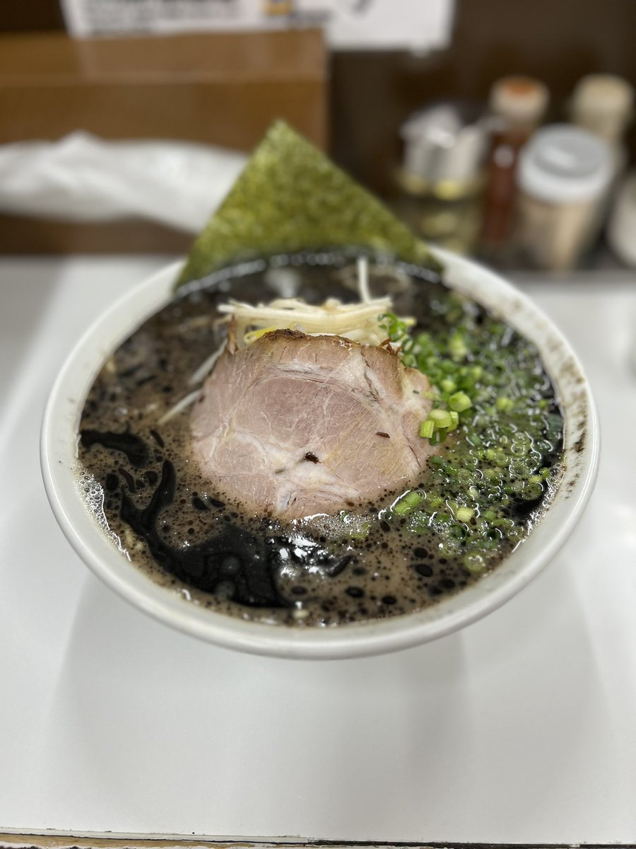 chukichi7's tweet photo. 秦野市 ぶたまるき さんで黒らーめん٩(๑^o^๑)۶

こちらに初訪問♪
薄めでお願いしました!!
マー油が奥深くて香ばしくてウマ＆ウマですね〜♫

今日もとっても幸せ全てに大感謝です🎶 https://t.co/eYzaNKB9eA