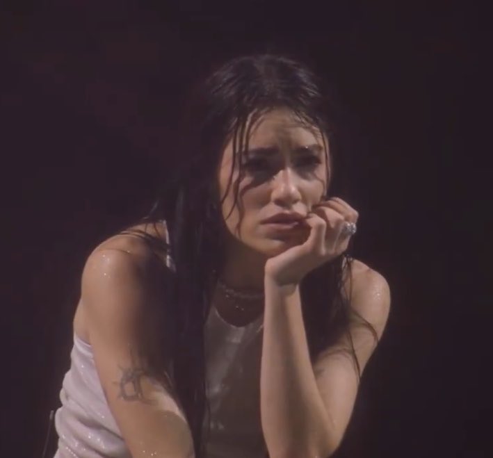 miramealacaraxx's tweet photo. podemos hablar de como lali se queda colgada mirando a los del bailarines de tango mientras sonaba morir de amor? SE OLVIDA DE CANTAR https://t.co/gVD9LDRMwX