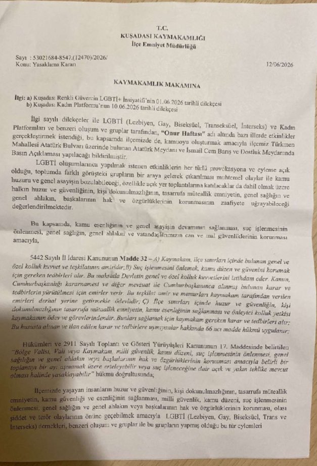 ozgulsakii's tweet photo. Kuşadası Kaymakamlığı, Renkli Güvercin LGBTİ+ İnisiyatifi ve Kuşadası Kadın Platformu’nun “Onur Haftası” kapsamında planladığı tüm etkinlikleri 15 gün boyunca yasakladı.

Atatürk Meydanı, İsmail Cem Barış ve Dostluk Meydanı gibi kamusal alanlarda basın açıklaması, yürüyüş, panel, konser, piknik, afiş asma gibi her türlü eylem “kamu düzeni, genel ahlak ve güvenlik” gerekçesiyle yasaklanıyor. 

Kaymakamlık, LGBTİ+’ların var olmasını ve sesini duyurmasını “provokasyon”, “toplumu bölme”, “kişi dokunulmazlığına saldırı” ve “genel ahlaka aykırı” olarak nitelendiriyor. Bu açıkça ayrımcılık, nefret söylemi ve devlet eliyle sistematik baskıdır.

Hangi “kamu düzeni”nden bahsediyorsunuz? İnsanların onuruna, varlığına ve özgürlüğüne yönelik bu yasaklar mı kamu düzenini koruyor? Yoksa toplumun bir kesimini ötekileştirip, korku iklimi yaratarak kendi iktidarınızı mı güçlendiriyorsunuz?

Bu karar, Anayasa’da belirtilen eşitlik ilkesinin, ifade özgürlüğünün, toplantı ve gösteri yürüyüşü yapma hakkının bir kez daha kâğıt üstünde kaldığının kanıtıdır. 

Zorla susturamazsınız. 
Nefretle, yasaklarla, baskıyla LGBTİ+ varoluşunu ortadan kaldıramazsınız. Onur Haftası’nı sokaklardan, meydanlarda söküp atamazsınız.

Yasaklanması gereken LGBTİ+’ların varoluşu değil, onları hedef gösteren nefret politikalarıdır.

@renkliguvercin 

#KuşadasıOnurHaftası #LGBTİHaklarıİnsanHaklarıdır