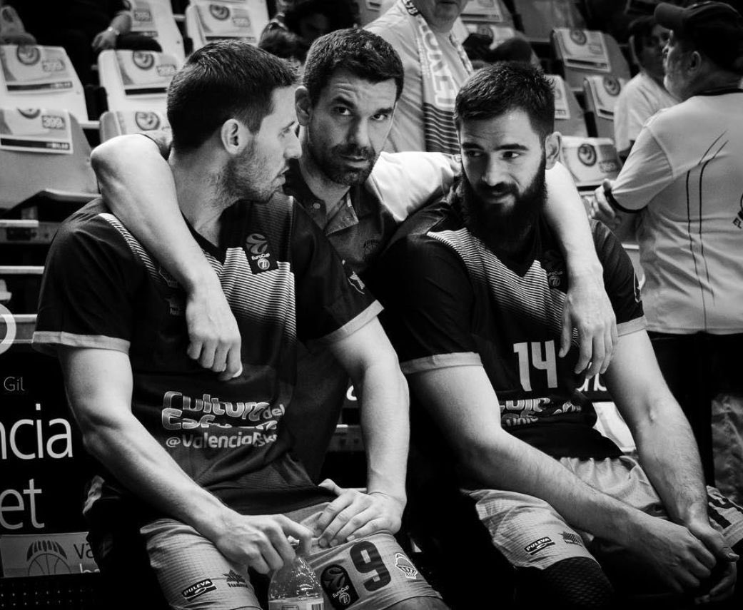 Rociojorda's tweet photo. Con la retirada de Dubljević se cierra la última página de una generación irrepetible.
Rafa, Sam y Dubi. Tres capitanes. Tres leyendas. Una era para siempre.
Tres nombres escritos en la memoria de una afición.
📷🏀🧡 https://t.co/fIRNj1YncE