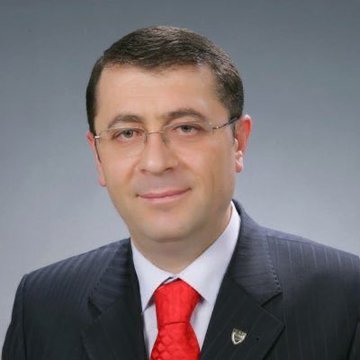 CobanogluF's tweet photo. Kayseri Vali Yardımcısı Şenol Esmer'in kalp krizi sonucu vefat ettiğini üzülerek öğrendim. Çok iyi bir Mülki İdare Amiri ve devlet adamıydı. Allah rahmet eylesin. Mekanı cennet olsun. Ailesine ve sevenlerine sabırlar dilerim. https://t.co/6FoloWPmVV