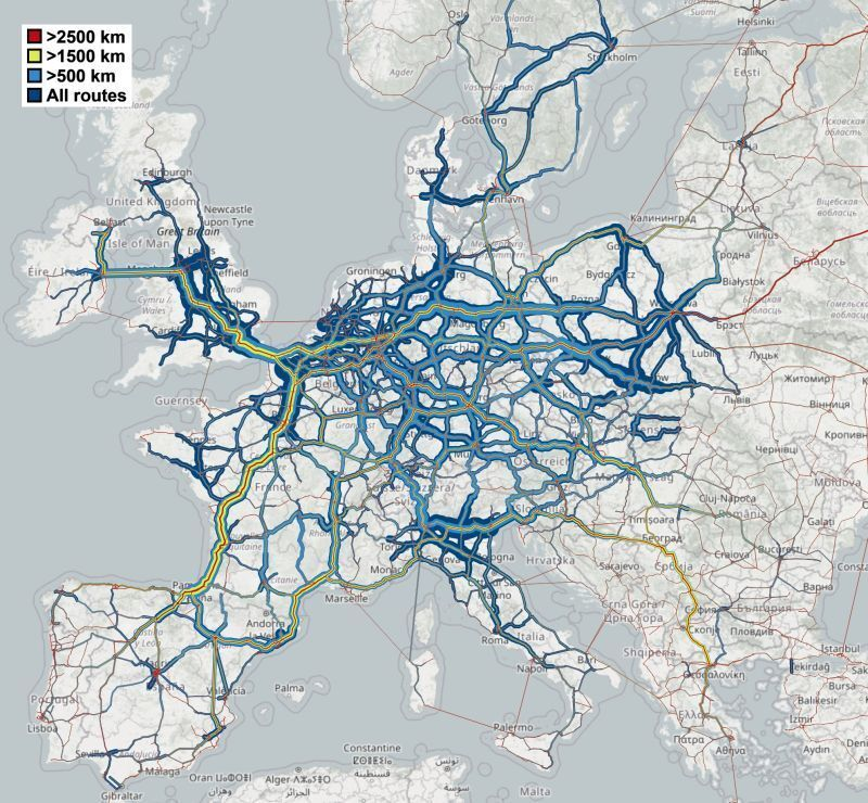 sheemawn's tweet photo. Być może widzieliście tę wiralową mapę ruchu samochodów ciężarowych na europejskich drogach? Zrobiłem nieco bliższe spojrzenie na Polskę: które podregiony generują największy ruch i dokąd on jedzie. Całość tutaj: https://t.co/DDgGJDyYXD lub na blogu https://t.co/kGjfAuxHMJ