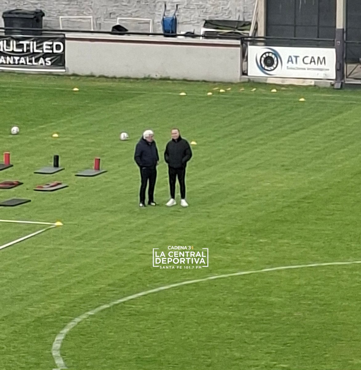 lacentrald_sf's tweet photo. 🔴⚫ #Colón || 🗣️ El presidente José #Alonso charló un largo rato junto a Marcelo #Achile presidente de #DefensoresDeBelgrano que también ocupa el cargo de presidente de la #PrimeraNacional 🏆.
@Cadena3Com Santa Fe FM 📻 101.7 https://t.co/Z0CQv3xdFK