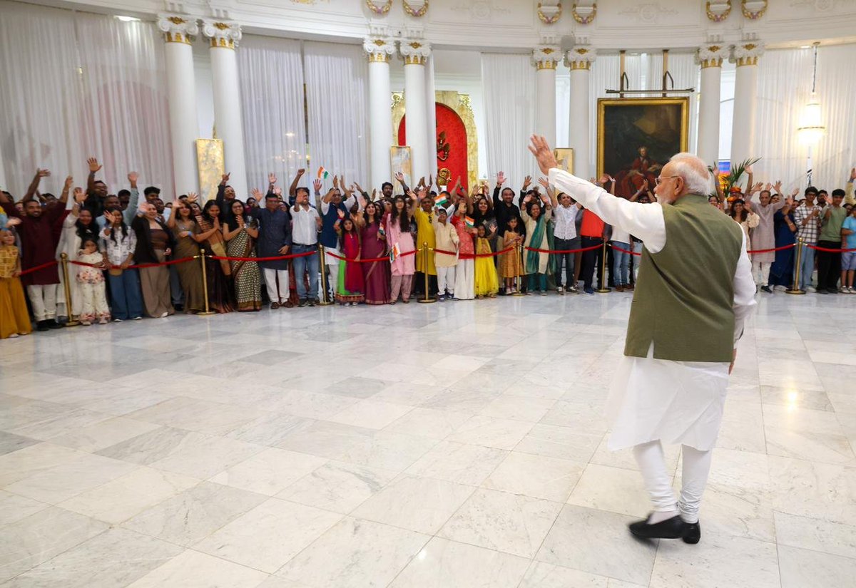 narendramodi's tweet photo. Un accueil mémorable de la part de la communauté indienne de Nice.

Bien qu’ils se trouvent à plusieurs kilomètres de leur pays, le lien de notre diaspora avec l’Inde demeure plus fort que jamais. https://t.co/gmszw3rfPQ