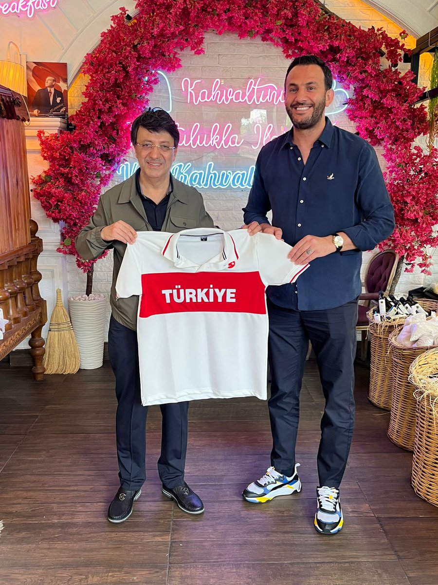 fatihsarp_'s tweet photo. Van Milletvekilimiz 
Sayın Kayhan Türkmenoğlu’nu, Ankara Çukurambar’da bulunan VAN KAHVALTI LOUNGE ❤️ şubemizde ağırlamaktan büyük memnuniyet duyduk.

Samimi bir kahvaltı ortamında Van’ımız, sporun gelişimi ve gündeme dair keyifli bir sohbet gerçekleştirdik. Özellikle  şehrimizin sportif geleceği üzerine verimli istişarelerde bulunurken, yarın sahaya çıkacak olan milli takımımıza da başarı dileklerimizi ilettik.

Nazik ziyaretleri ve Van’a her alanda gösterdiği yakın ilgi için Sayın Kayhan Türkmenoğlu’na teşekkür ediyor, çalışmalarında başarılar diliyoruz. 

@K_Turkmenoglu_V @MilliTakimlar