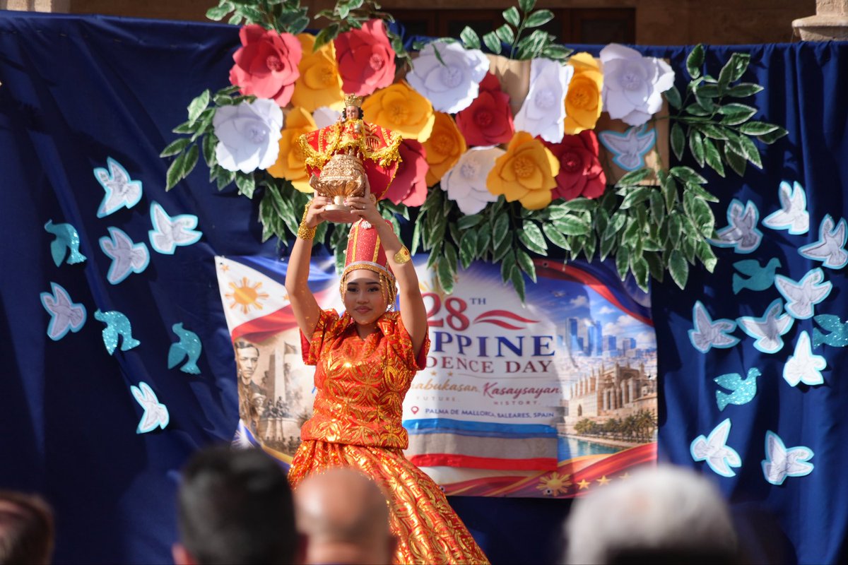 PresidenciaGOIB's tweet photo. 🇵🇭✨ Celebram el 128è aniversari de la Independència de Filipines, una data que ens recorda els valors de llibertat, dignitat i esperança que caracteritzen el poble filipí. 

El director general d’Immigració i Cooperació al Desenvolupament, @ManuPavonIB, ha volgut dedicar unes paraules de reconeixement a la comunitat filipina, profundament arrelada a les Illes Balears i exemple d’esforç, solidaritat i vocació de servei. En una jornada marcada pel recent terratrèmol a Mindanao, també ha traslladat el condol i l’afecte a les víctimes i les seves famílies, així com un missatge de suport i esperança a tot el poble filipí.

🗣️ «Les illes ens ensenyen que el mar no separa, sinó que uneix. I avui, des de Balears, volem abraçar el poble filipí i agrair la contribució d’una comunitat que, amb la seva alegria, les seves tradicions i els seus valors, fa de les nostres illes un lloc millor».

El Dia de Filipines ha estat marcat pel record dels qui ja no hi són i per la solidaritat amb tots aquells que encara pateixen, però també per una celebració plena de música, dansa i tradicions que reflecteixen l’alegria, la riquesa cultural i el profund sentit de comunitat que tant caracteritzen el poble filipí.